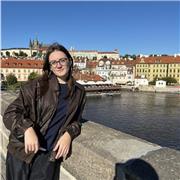 Ragazza diplomata fornisce ripetizioni di inglese a bambini delle elementari, medie e ragazzi